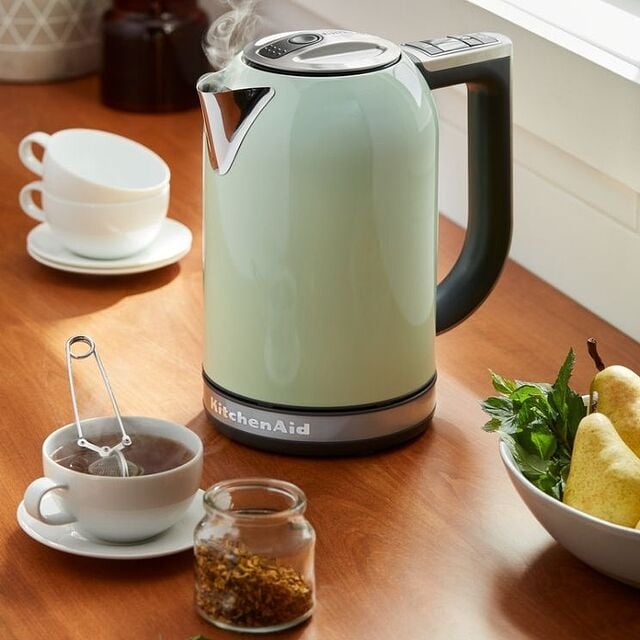 czajnik kitchenaid w miętowym kolorze to świetny wybór do kuchni w stylu skandynawskim