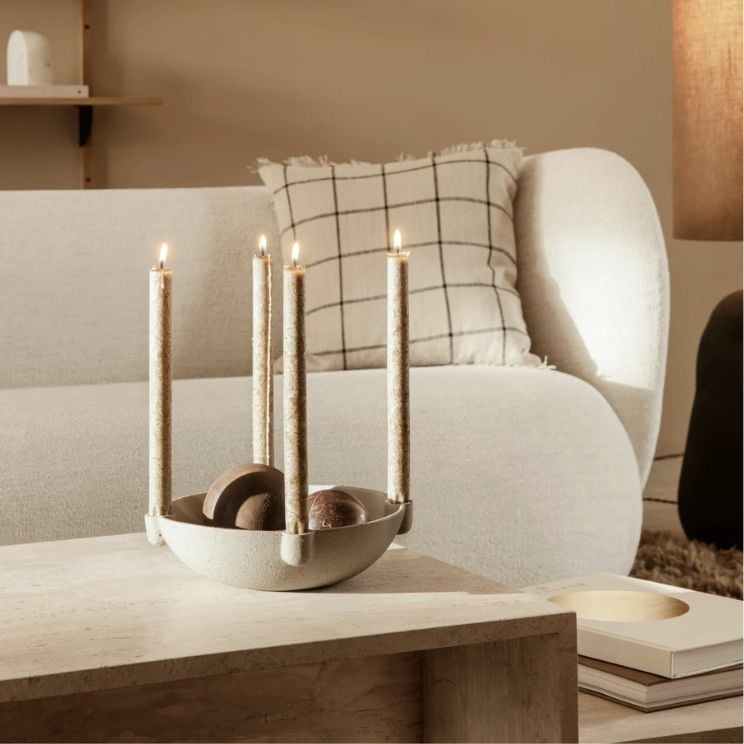 Candelabro con bandeja Ferm Living para 4 velas clásicas