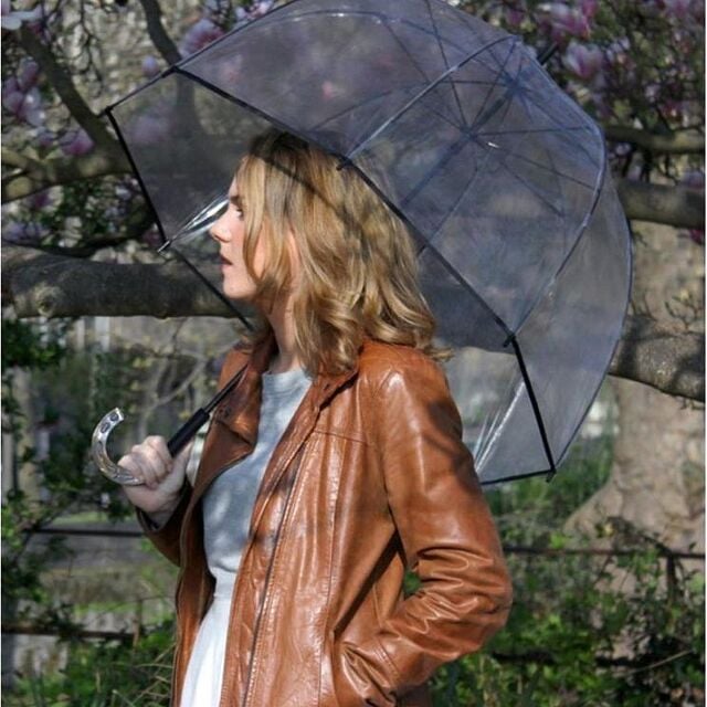 mujer con la capota de un paraguas