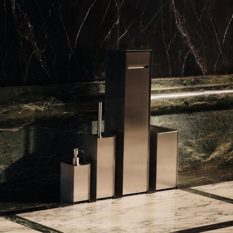 Porte-rouleaux et dérouleurs de papier toilette : un ensemble de salle de bain de la marque danoise ferm living