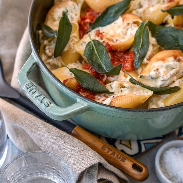 olla de la marca Staub en color menta