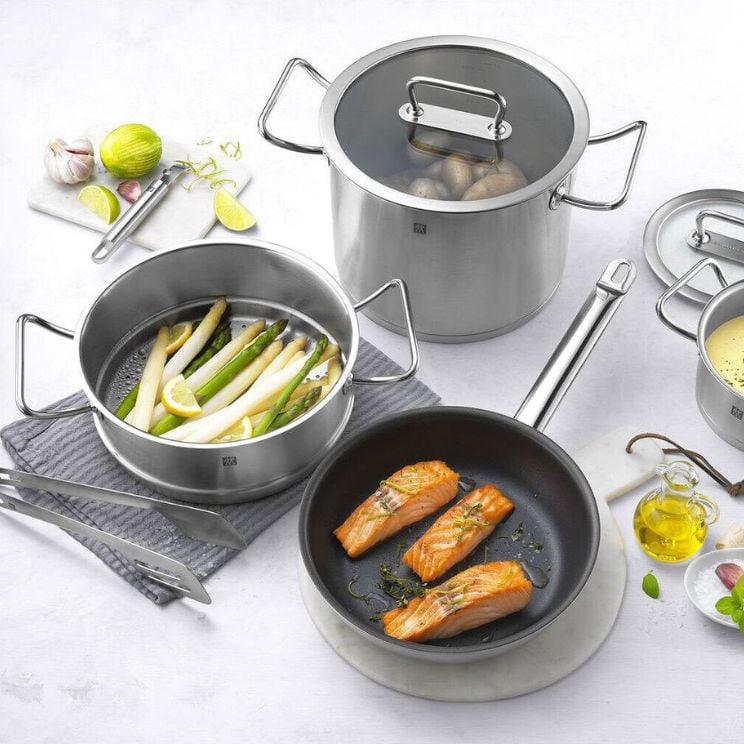 Una olla plateada de acero inoxidable es un clásico de cocina