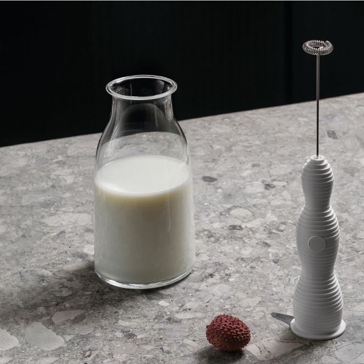espumador de leche manual Alessi - siempre a mano