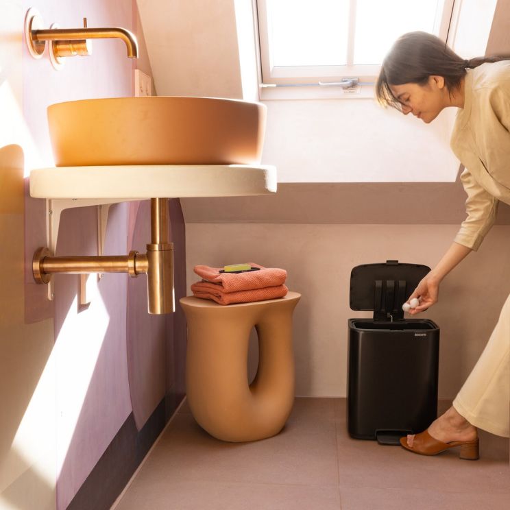 cubo de basura de ba

o peque

o negro de Brabantia