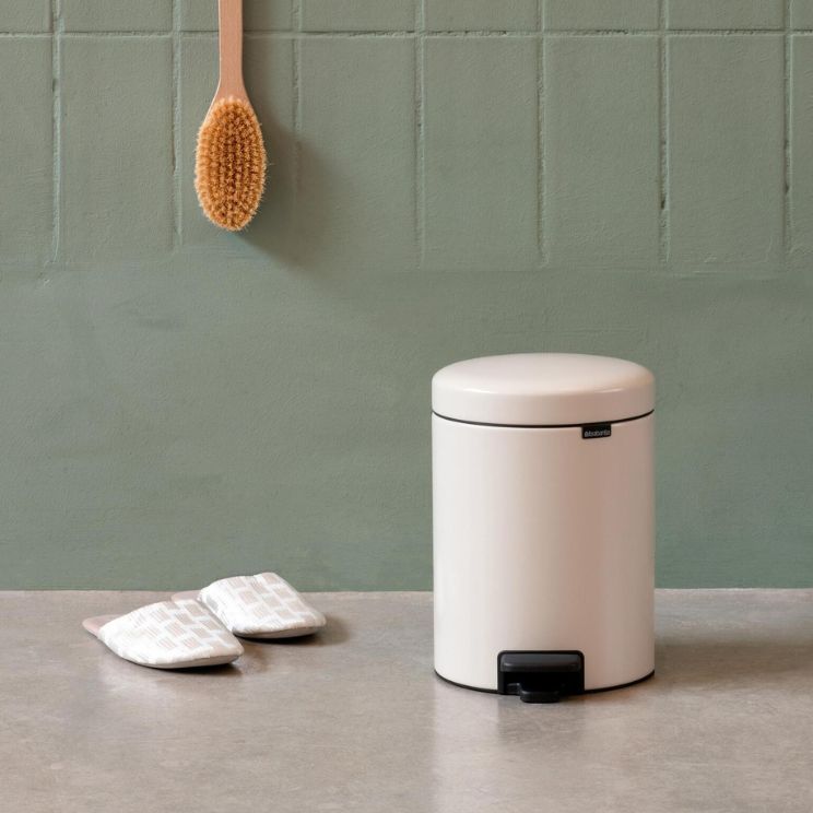 cubo de basura de ba

o blanco: ideal para un ba

o de estilo escandinavo