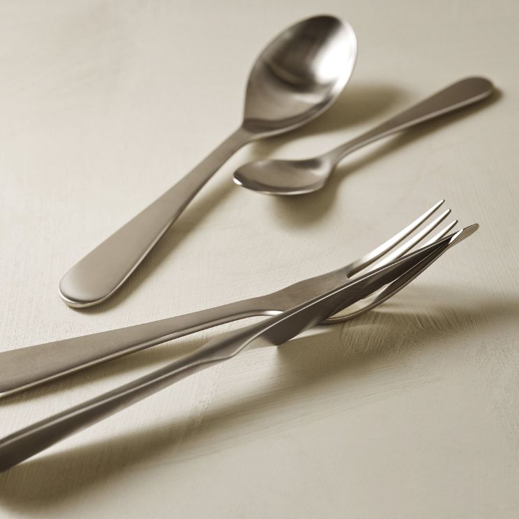 un juego de cubiertos de plata