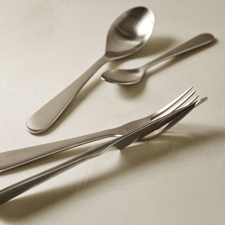 un juego de cubiertos de plata