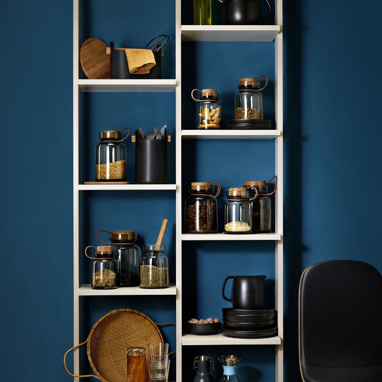 recipientes de cocina de cristal en estantería