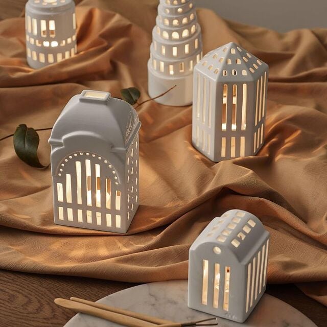 Les lampes et lanternes illuminent magnifiquement une maison festive