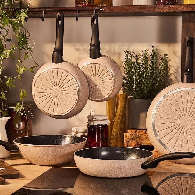 une poêle en céramique est une excellente aide dans toute cuisine