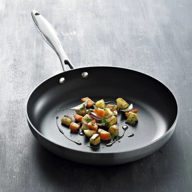 une poêle en céramique garantit une friture saine