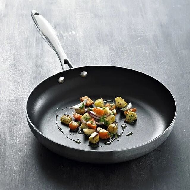 une poêle en céramique garantit une friture saine