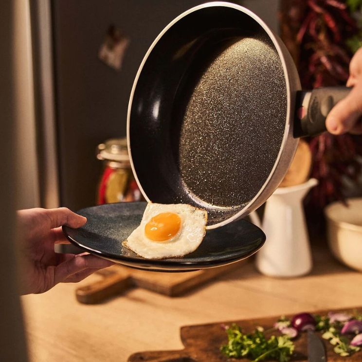 une poêle en céramique sera utile pour préparer des œufs brouillés