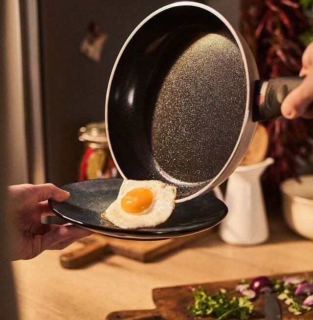 une poêle en céramique sera utile pour préparer des œufs brouillés