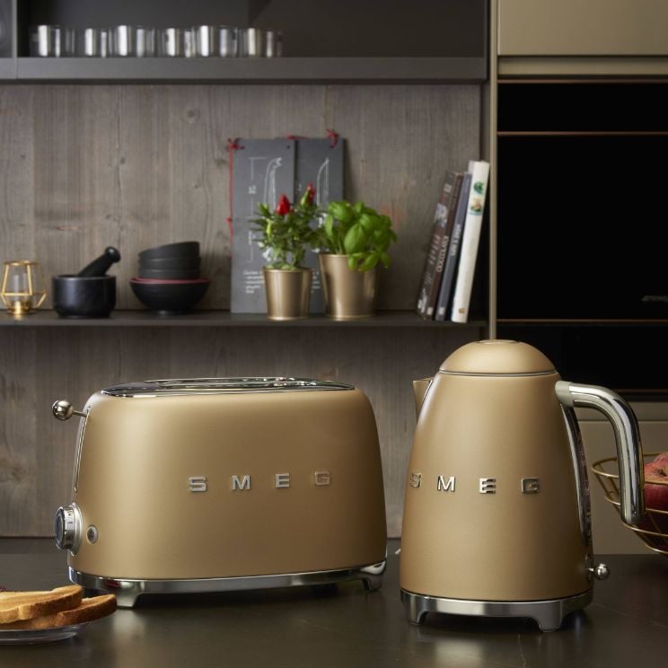 Bouilloire SMEG dans une belle finition dorée