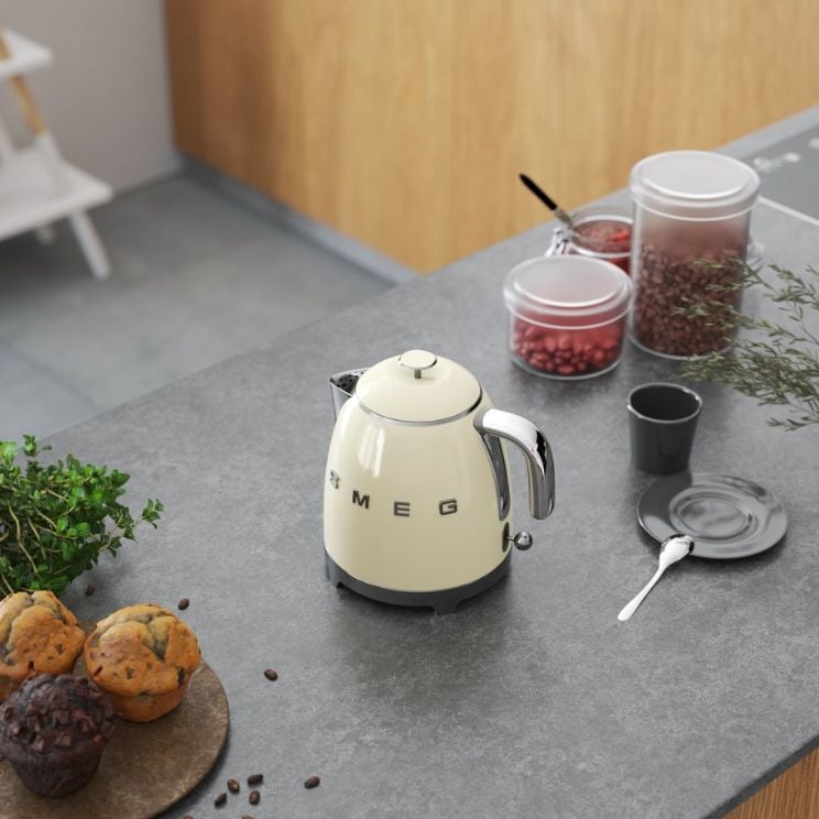 Un classique en son genre : une bouilloire SMEG crème