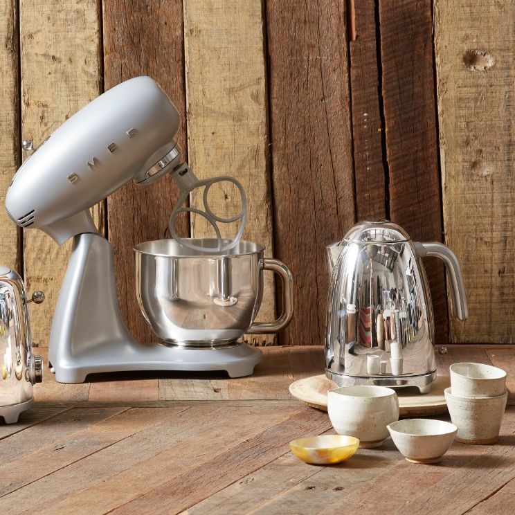 Un mixeur Smeg s'accorde parfaitement avec une bouilloire de la même marque