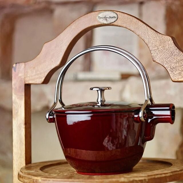 Staub čajnik od lijevanog željeza u prekrasnoj, dubokoj boji