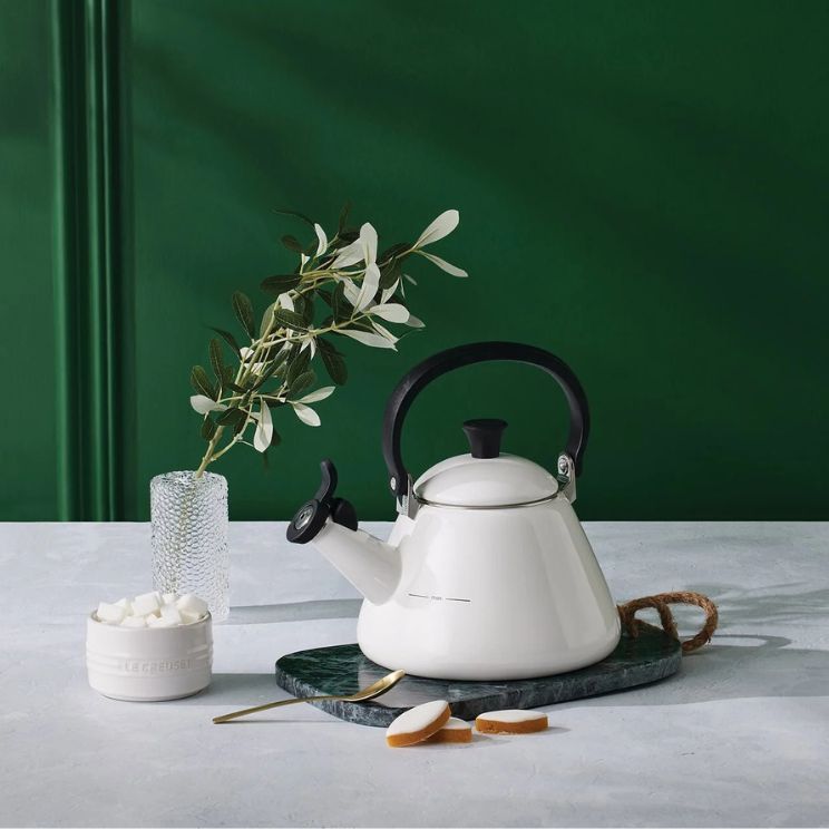 bouilloire émaillée blanche de Le Creuset