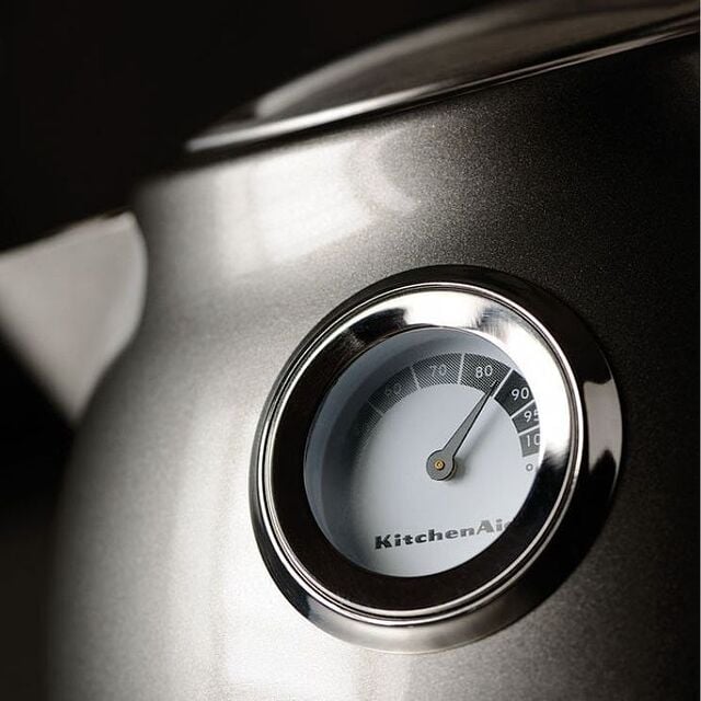Une bouilloire KitchenAid moderne avec une belle finition