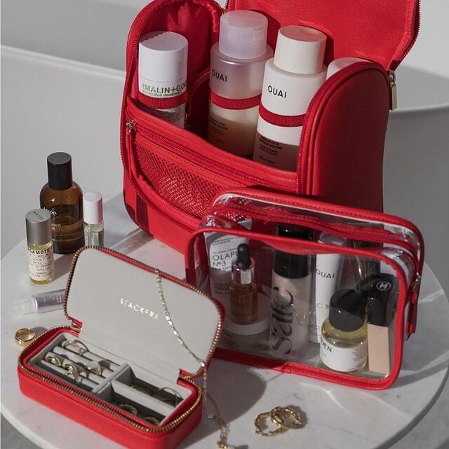 Neceser de viaje rojo con ventanas transparentes