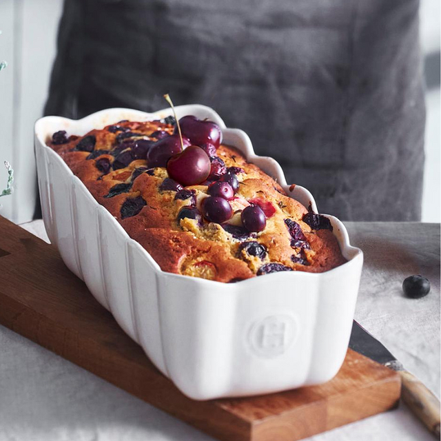 Molde para pan Emile Henry con bizcocho