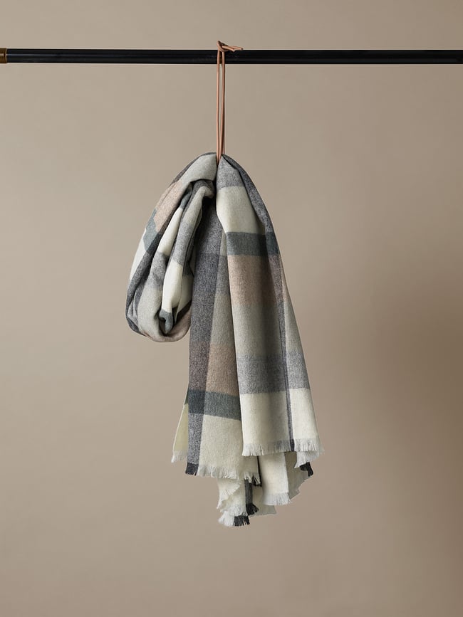 Manta Intersection, 130 x 190 cm, gris y azul