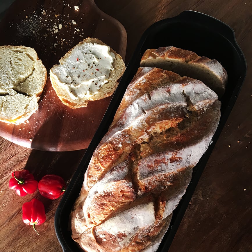 Emile Henry Pekač kruha 4,5 L crveni