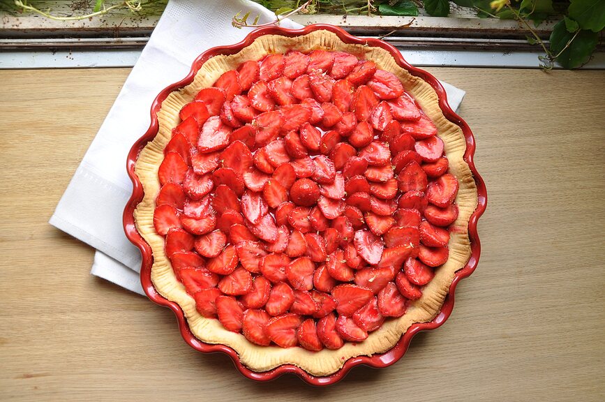 Emile Henry Posuda za tart s valovitim rubom 33 cm krem