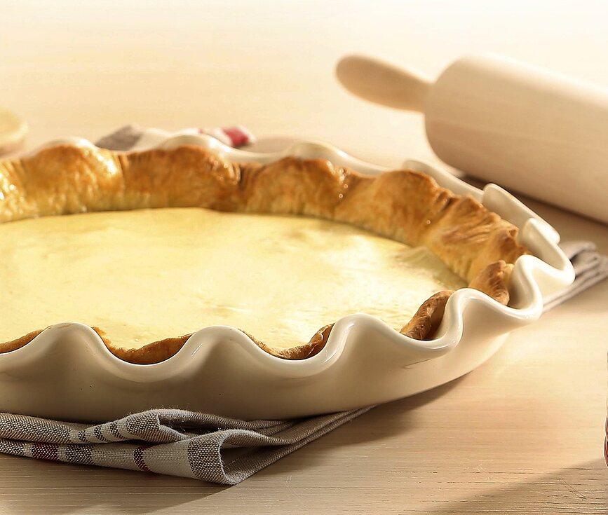 Emile Henry Posuda za tart s valovitim rubom 33 cm krem