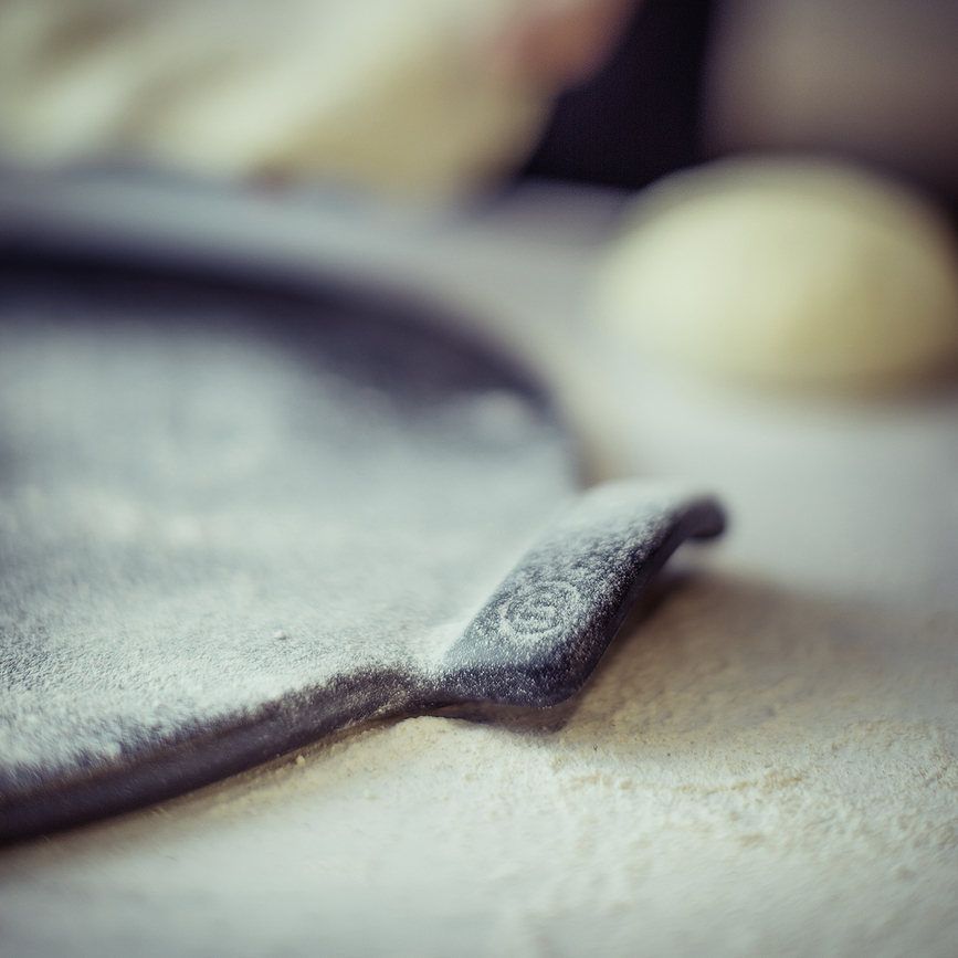 Emile Henry Kamen za Pizzu s drvenom lopaticom 2 kom.