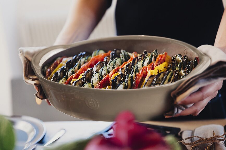 Emile Henry Vatrostalna Posuda ovalna 22,5 x 35 cm crvena