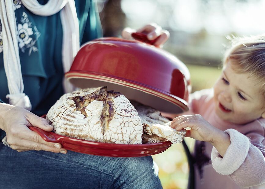 Emile Henry Pekač za kruh okrogel, 2,5 l, rdeč