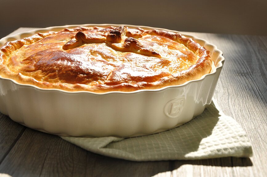 Emile Henry Pekač za tarte globok, 28 cm, keramičen, rdeč