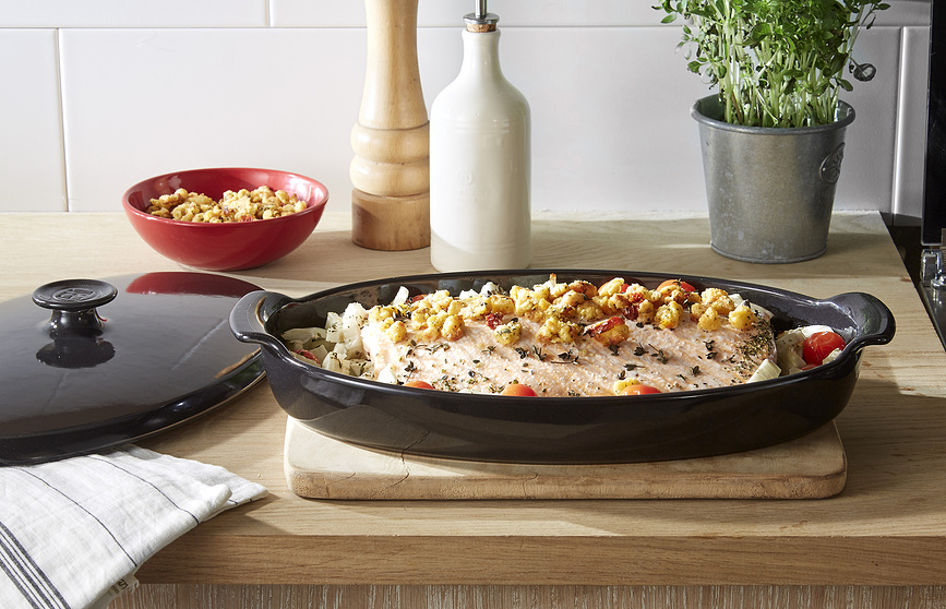 Emile Henry Posoda za kuhanje rib na pari, 25 x 42 cm, rdeča