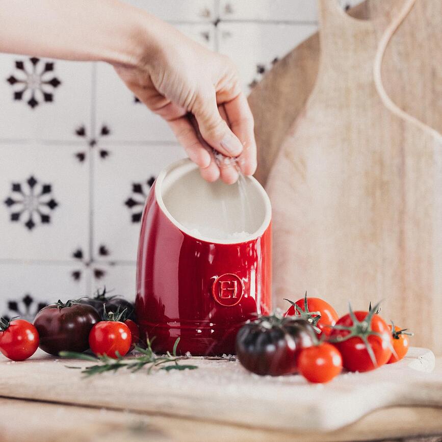 Emile Henry Posoda za sol, 15,5 cm, rdeča