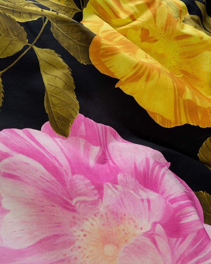 Bloom with a View Posteljnina, 240 x 220 cm, črna, z 2 prevlekama za vzglavnik 60 x 70 cm, zapiranje na preklop