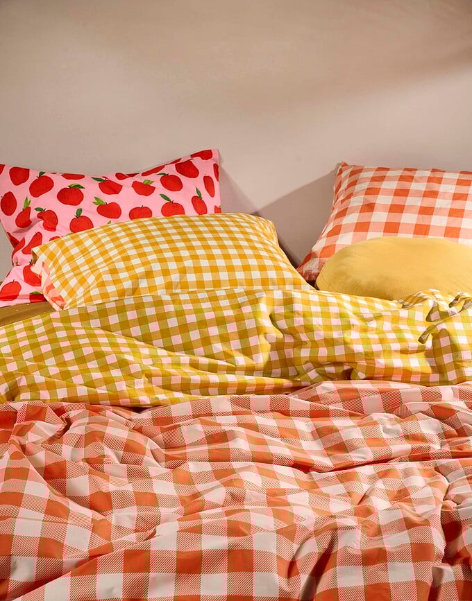 Checking In Posteljina 200 x 220 cm žuto-narančasta s 2 jastučnice 60 x 70 cm zatvaranje preklop