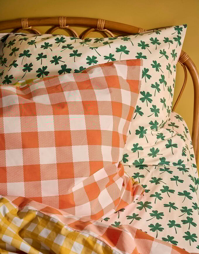 Checking In Posteljina 200 x 220 cm žuto-narančasta s 2 jastučnice 60 x 70 cm zatvaranje preklop