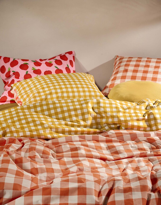 Checking In Posteljnina, 240 x 220 cm, rumeno-oranžna, z 2 prevlekama za vzglavnik 60 x 70 cm, zapiranje na preklop