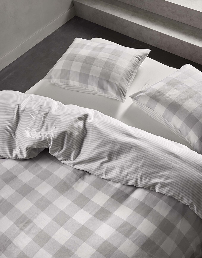 Chess Posteljnina, 140 x 220 cm, belo-siva, z blazino 60 x 70 cm, zapiranje na preklop