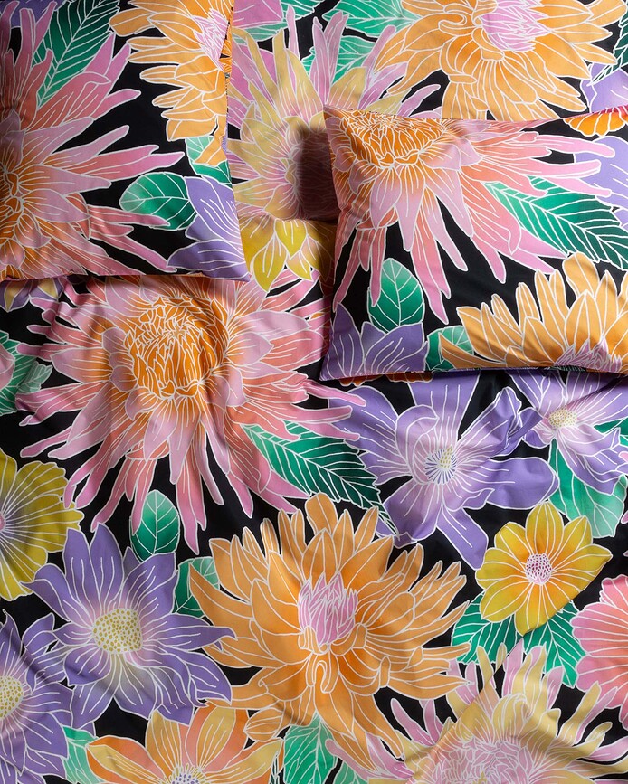 Flower Fling Posteljnina, 240 x 220 cm, črna, 2 prevleki za vzglavnik 60 x 70 cm, zapiranje na preklop