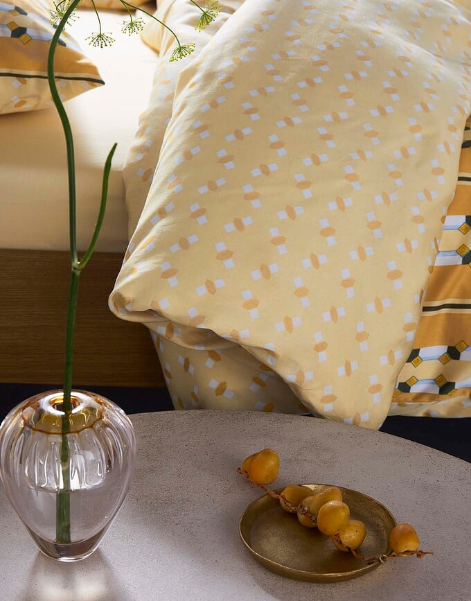 Iva Posteljina 260x220 cm oker s 2 jastučnice 60x70 cm preklopno zatvaranje