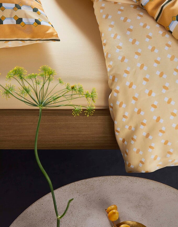 Iva Posteljina 260x220 cm oker s 2 jastučnice 60x70 cm preklopno zatvaranje