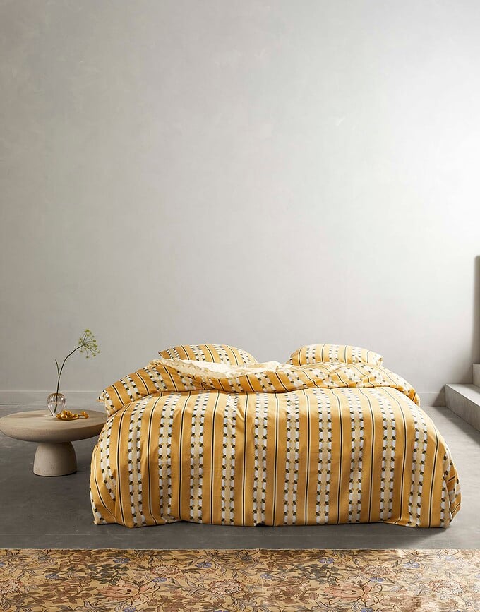 Iva Posteljina 260x220 cm oker s 2 jastučnice 60x70 cm preklopno zatvaranje