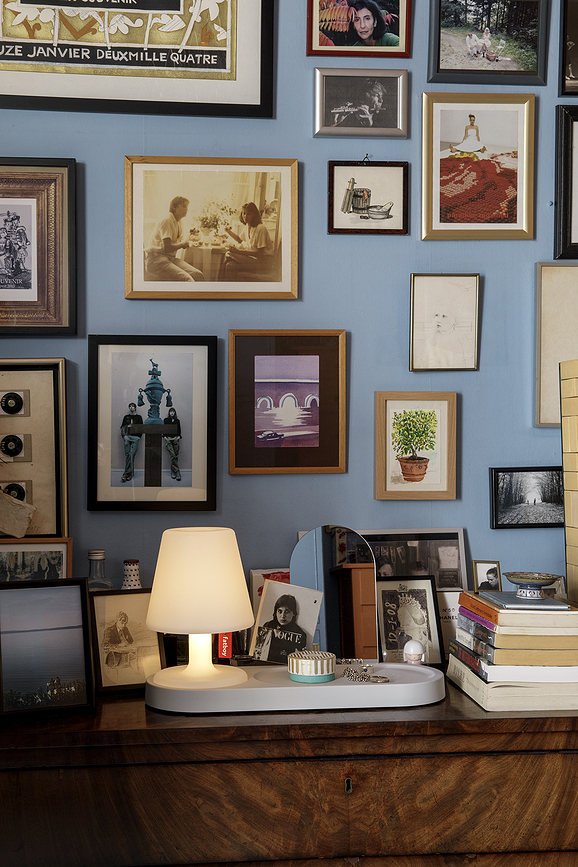 Edison the Petit Επιτραπέζιο Φωτιστικό, με ράφι μπεζ