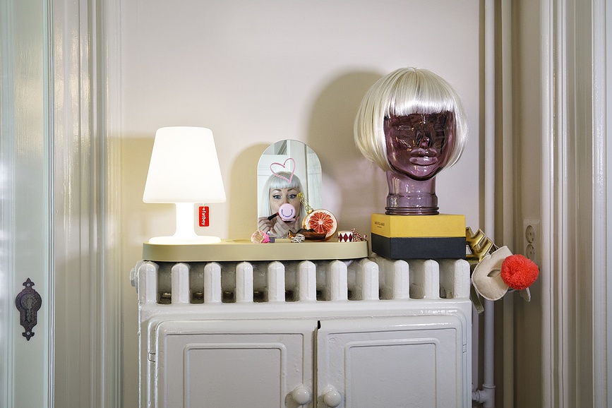 Edison the Petit Lampe de Table, avec étagère, beige