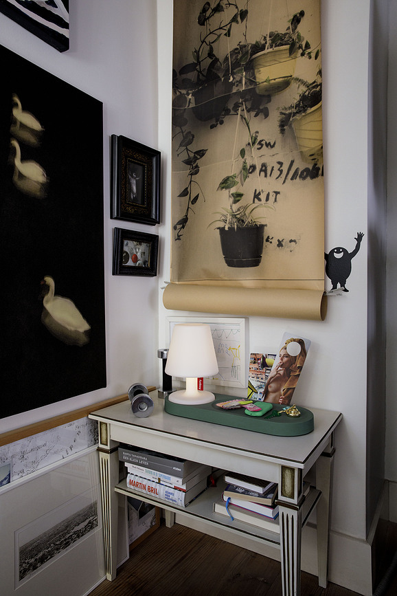 Edison the Petit Lampe de Table, avec étagère, beige