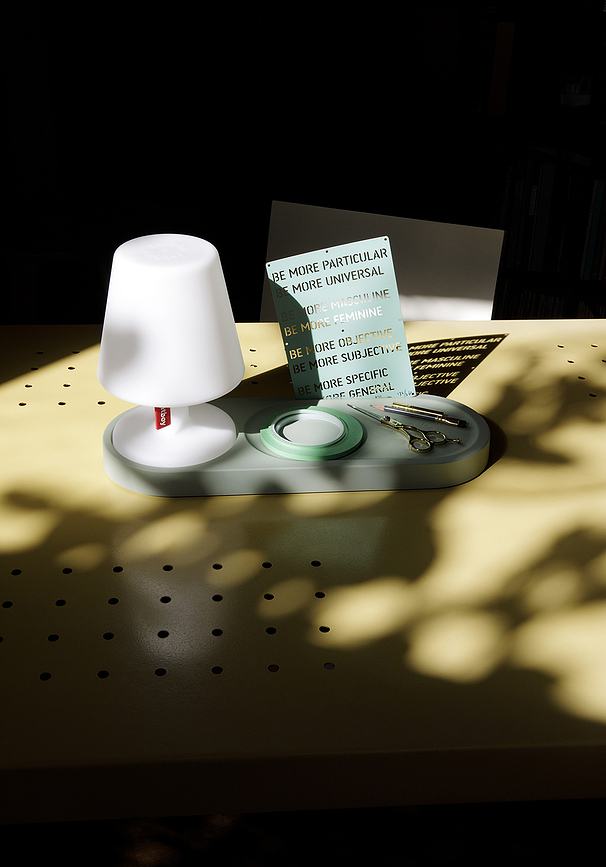 Edison the Petit Lampa stolna s bež policom