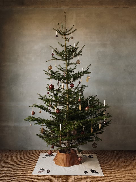 Drape Braided Christbaumständer-Verkleidung - Ferm Living